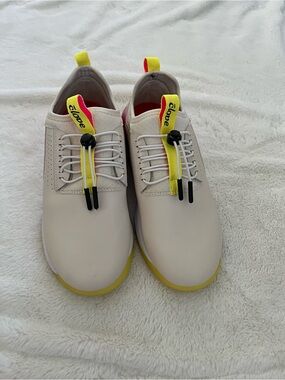 Women’s clove shoes